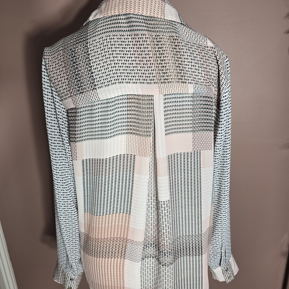 Rose + Olive Flowy Button Front Top Sz M Pink Geometric 3/4 Sleeve Blouse - Picture 2 of 3